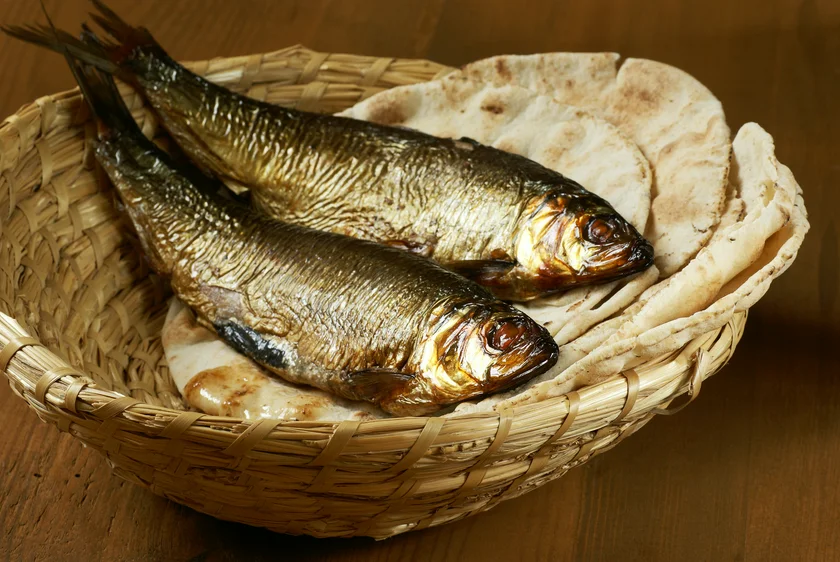 Fish served in a basket. Photo: iStock, MKucova.