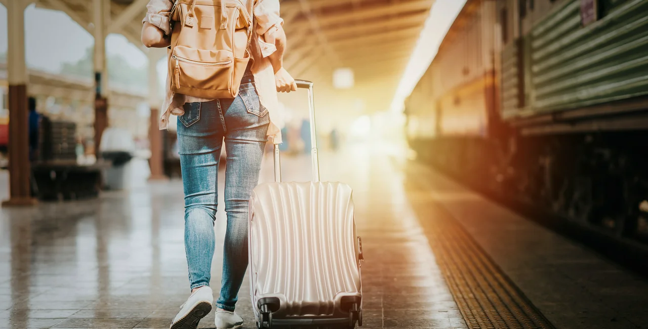Traveling to the airport by train. Photo: iStock / interstid