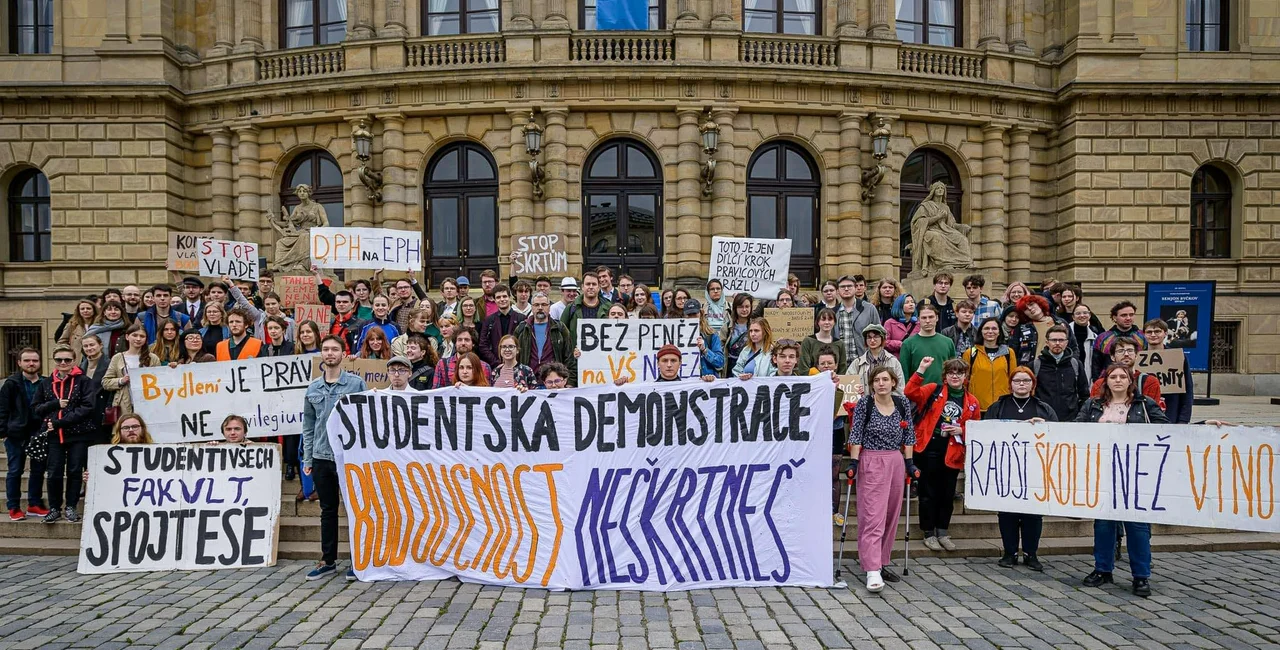 Photo: Protesters from the Budoucnost neškrtneš initiative on the steps of Prague's Rudolfinum Thursday
